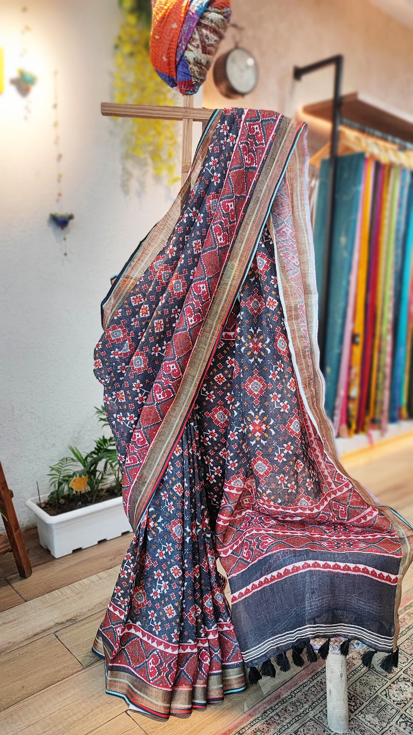 Steel Gray & Red Motif Print Linen Saree